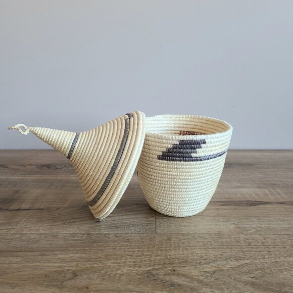 Vintage handmade Tutsi African tight woven basket with lid. 8.5'' tall with lid, - Picture 4 of 8